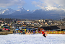 Na snímke výh?ad na Vysoké Tatry z lyžiarskeho strediska Snowpark Lučivná z 18. februára 2025.

FOTO: TASR/ V. Mihaliková