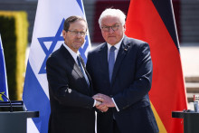 Nemecký prezident Frank-Walter Steinmeier a izraelský prezident Jicchak Herzog. FOTO: Reuters