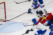 Na snímke zhora Patrik Hrehorčák (Slovensko), Marco Kasper (Rakúsko) strieľa gól a Maxim Čajkovič (Slovensko) počas zápasu základnej A-skupiny Rakúsko - Slovensko na 88. majstrovstvách sveta v ľadovom hokeji vo švédskom Štokholme. FOTO: TASR/Jakub Kotian