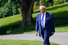 Americký prezident Donald Trump nastupuje na palubu lietadla Marine One pri odlete z južného trávnika Bieleho domu vo Washingtone do Saudskej Arábie. FOTO: Reuters