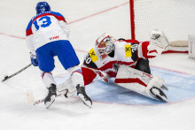 Na snímke vľavo Michal Krištof (Slovensko) proti rakúskemu brankárovi Davidovi Kickertovi (vpravo) v nájazde po predĺžení zápasu základnej A-skupiny Rakúsko - Slovensko na 88. majstrovstvách sveta v ľadovom hokeji vo švédskom Štokholme. FOTO: TASR/Jakub Kotian
