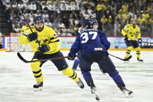 Švédsky hráč Filip Forsberg (vľavo) bojuje o puk s Fínom Atrom Leppanenom v zápase A-skupiny Fínsko - Švédsko na MS 2025 v hokeji vo švédskom Štokholme. FOTO: TASR/AP