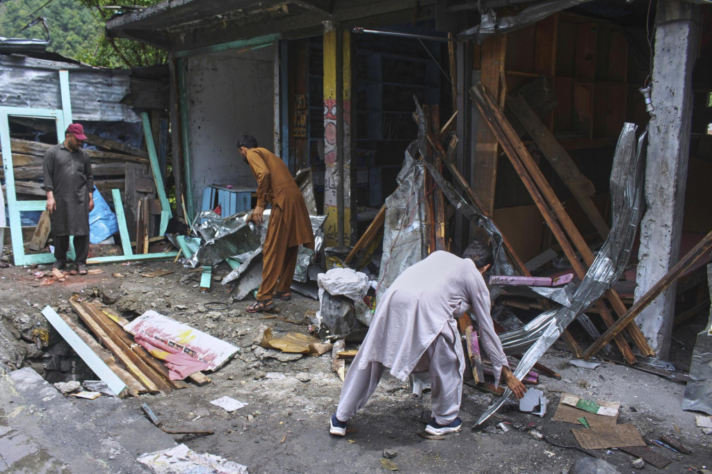 Miestni obyvatelia odstraňujú trosky z obchodov poškodených indickým ostreľovaním na trhovisku deň po vyhlásení prímeria medzi Indiou a Pakistanom, neďaleko mesta Jura v okrese Kašmír. FOTO TASR/AP