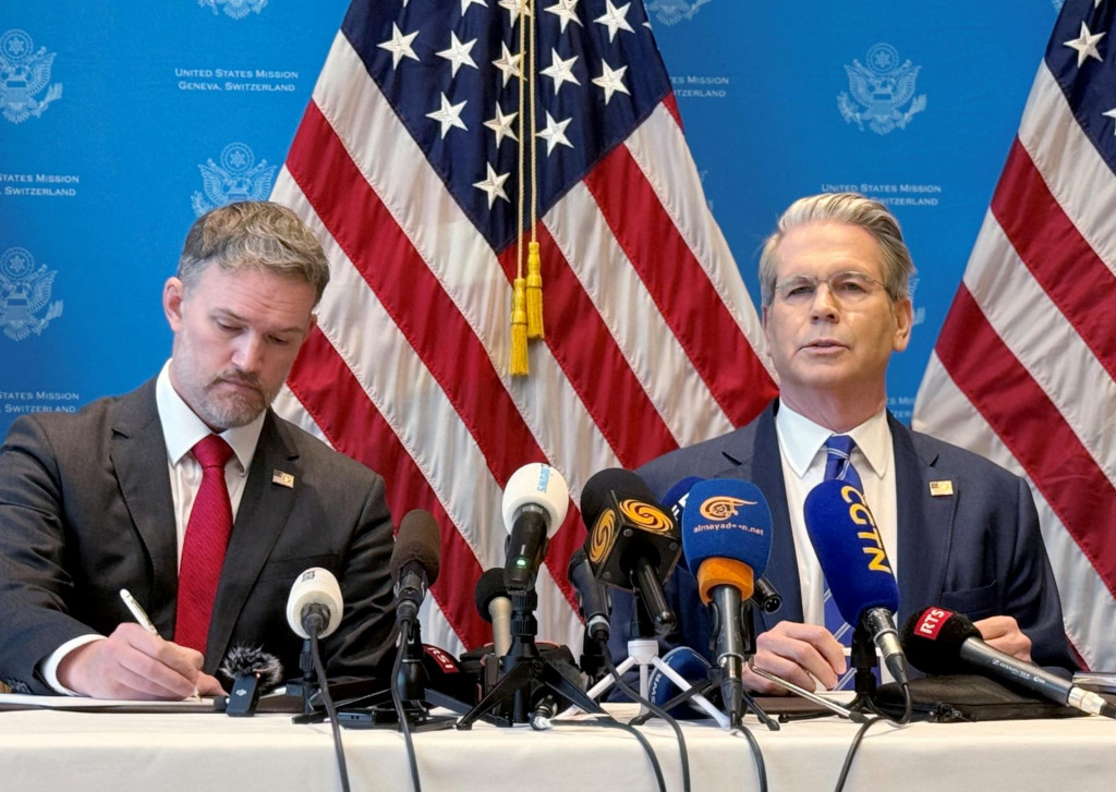 Minister financií USA Scott Bessent a obchodný zástupca USA Jamieson Greer sa zúčastňujú tlačovej konferencie po obchodných rokovaniach s Čínou v Ženeve vo Švajčiarsku 12. mája 2025. FOTO: REUTERS