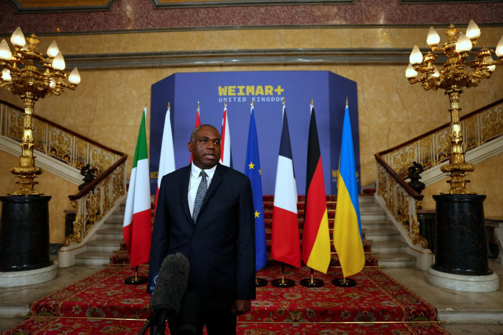 Šéf britskej diplomacie David Lammy sa prihovára novinárom počas rokovania skupiny Weimar+ o Ukrajine v Londýne. FOTO: TASR/AP