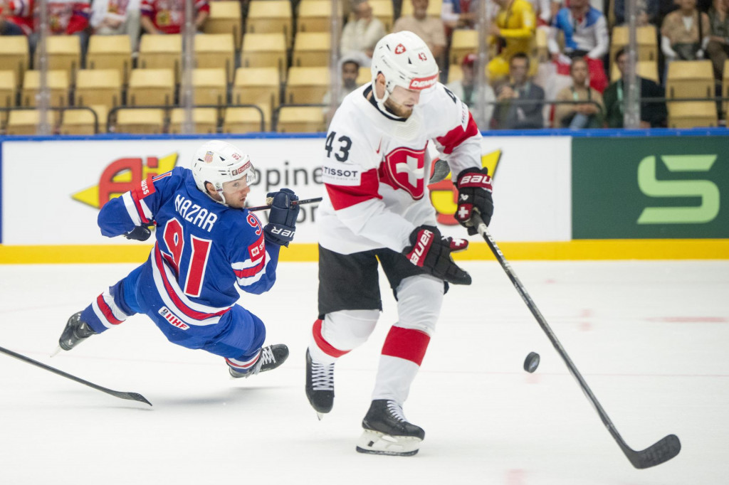 Americký hráč Frank Nazar (vľavo) bojuje o puk so Švajčiarom Andreom Glauserom v zápase B-skupiny USA - Švajčiarsko na MS 2025 v dánskom Herningu. FOTO: TASR/AP
