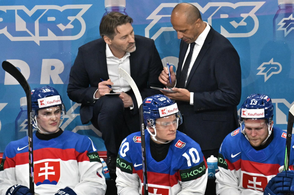Na snímke hráčska lavica slovenskej hokejovej reprezentácie, vľavo tréner Vladimír Országh a vpravo asistent trénera Ján Pardavý počas zápasu základnej A-skupiny Rakúsko - Slovensko na 88. majstrovstvách sveta v ľadovom hokeji vo švédskom Štokholme. FOTO: TASR/Jakub Kotian