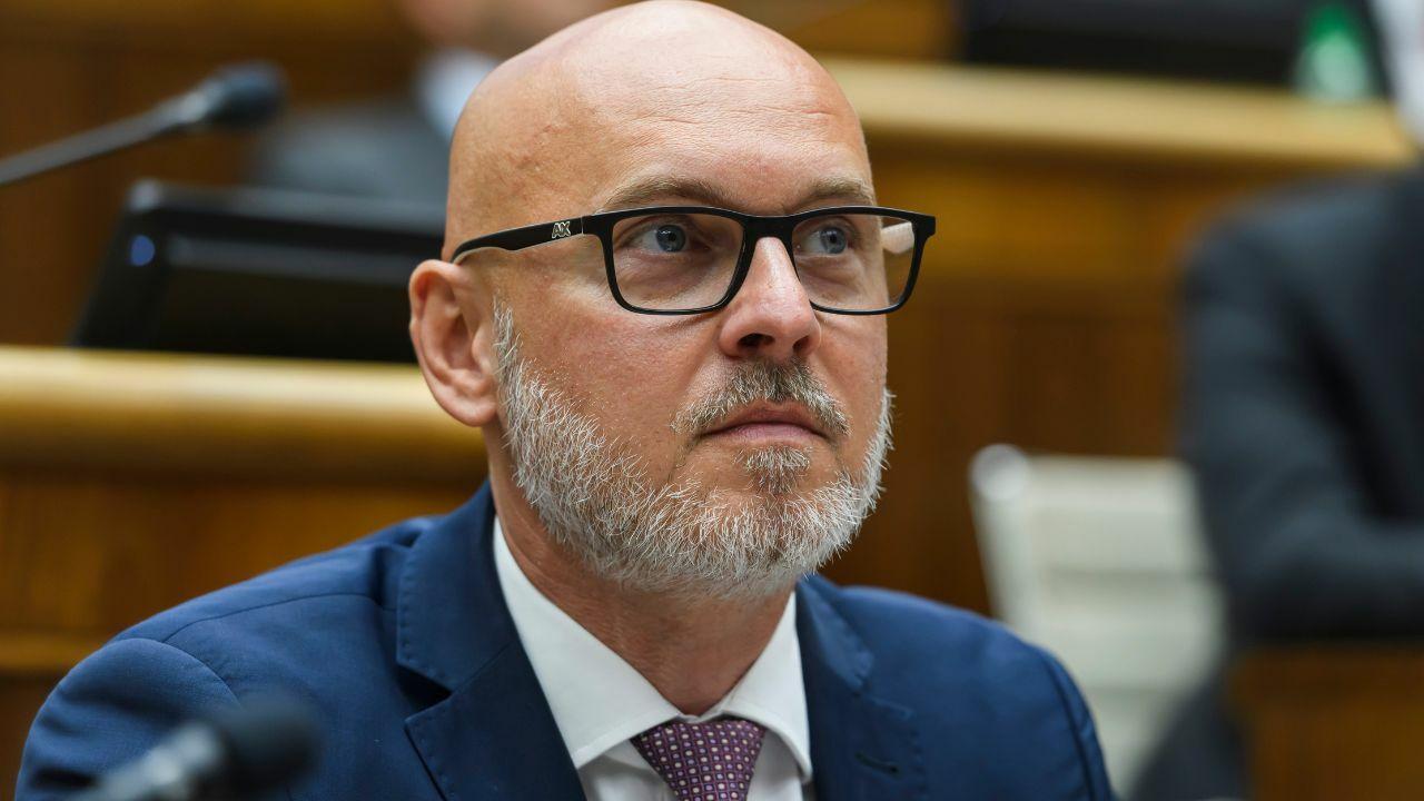 Opozícia kritizuje ďalšie nákupy ministerstva vnútra. Čiapky pre policajtov a hasičov sú predražené, tvrdí