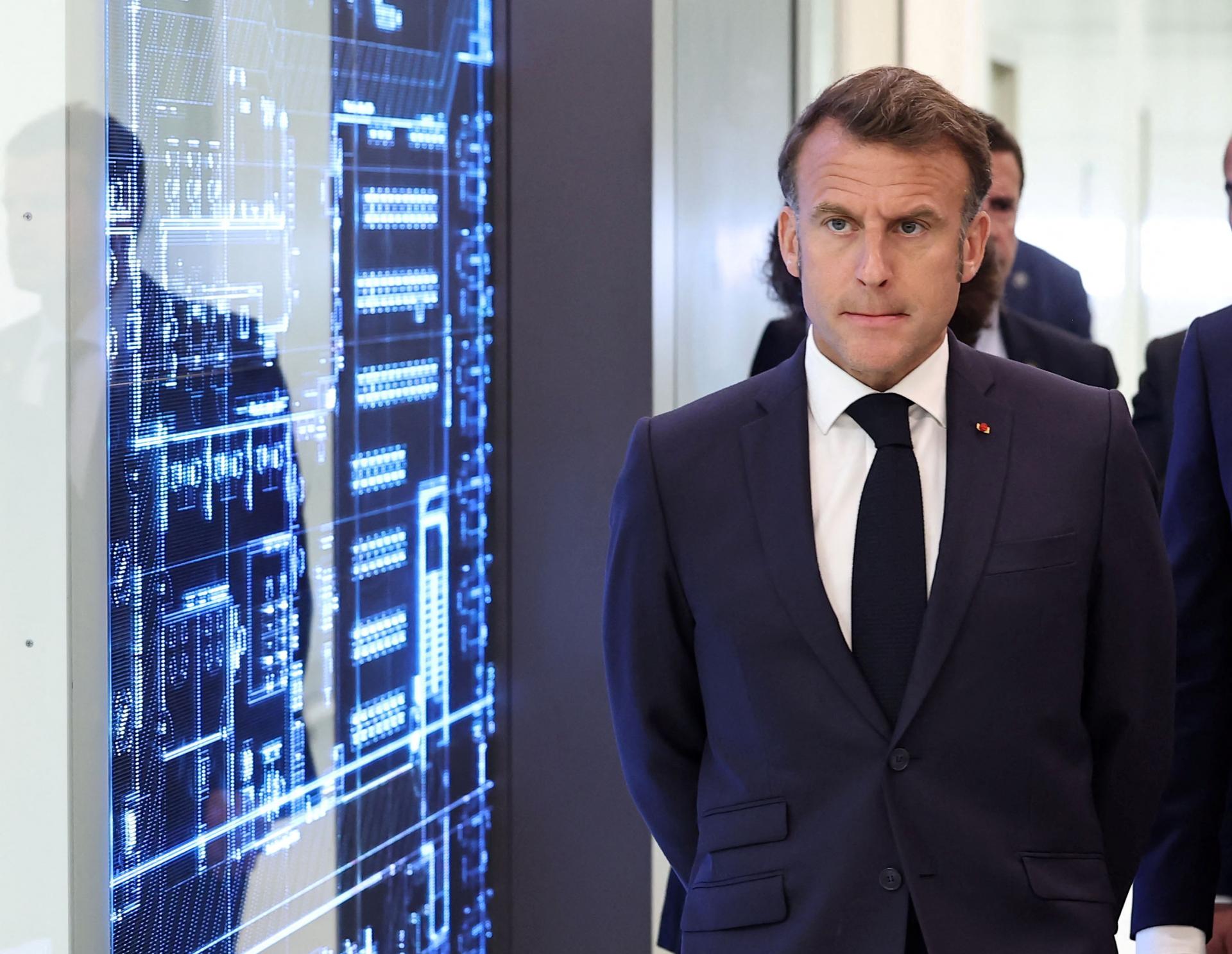 Európska únia zavedie v nasledujúcich dňoch sankcie, ak Rusko nepristúpi na prímerie, vyhlásil Macron