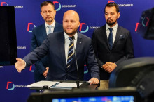 Na snímke predseda Demokratov Jaroslav Naď, expremiér Eduard Heger a Juraj Šeliga. FOTO: HN/Tomáš Susko