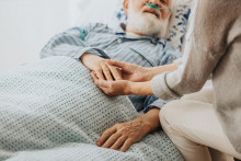 pacient, dôchodca, nemocnica, ležiaci pacient, starostlivosť, zdravie, hospic, paliativna starostlivost SNÍMKA: Shutterstock