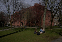 Prezident Harvardu Alan M. Garber označil v pondelok požiadavky vlády za „nezákonný pokus o ovládnutie základných aspektov fungovania našej univerzity“. FOTO: REUTERS