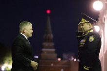 Vľavo premiér Robert Fico (Smer) prichádza do Kremľa na stretnutie s ruským prezidentom Vladimirom Putinom a vpravo ho víta veliteľ Kremľa generál Sergej Udovenko pred vojenskou prehliadkou pri príležitosti osláv Dňa víťazstva nad fašizmom v Moskve 9. mája 2025. FOTO: TASR/AP
