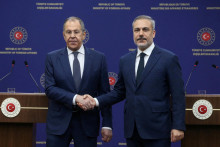 Turecký minister zahraničných vecí Hakan Fidan si podáva ruku so svojím ruským kolegom Sergejom Lavrovom (24. februára 2025). FOTO: Reuters