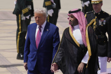 Americký prezident Donald Trump a saudskoarabský korunný princ Muhammad bin Salmán počas uvítacieho ceremoniálu na letisku v saudskoarabskom Rijáde. FOTO: TASR/AP