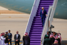 Americký prezident Donald Trump vystupuje z lietadla na medzinárodnom letisku kráľa Chálida v Rijáde v Saudskej Arábii. FOTO: Reuters