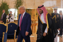 Americký prezident Donald Trump a saudskoarabský korunný princ Muhammad bin Salmán kráčajú po jeho príchode do Rijádu v Saudskej Arábii. FOTO: Reuters