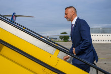 Na snímke predseda Národnej rady Richard Raši (Hlas) nastupuje do lietadla na letisku M.R. Štefánika v Bratislave. FOTO: TASR/Jaroslav Novák
