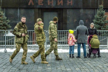 Členovia krajne pravicovej ruskej polovojenskej jednotky Rusič sa prechádzajú na Červenom námestí. FOTO: profimedia