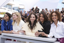 Predsedníčka poroty Juliette Binocheová (uprostred) a členovia poroty zľava Payal Kapadia, Alba Rohrwacherová, Halle Berryová, a Leila Slimaniová pózujú fotografom počas fototermínu k otvoreniu 78. ročníka Medzinárodného filmového festivalu v Cannes. FOTO: TASR/AP