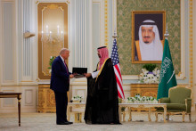 Americký prezident Donald Trump a saudskoarabský korunný princ a premiér Mohammed Bin Salmán si vymieňajú memorandum o porozumení počas slávnostného ceremoniálu na Kráľovskom dvore v Rijáde v Saudskej Arábii 13. mája 2025. FOTO: REUTERS