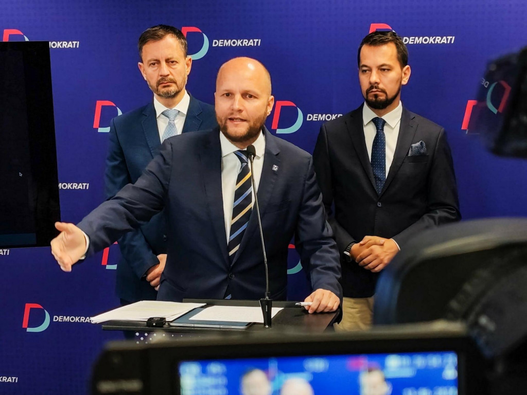 Na snímke predseda Demokratov Jaroslav Naď, expremiér Eduard Heger a Juraj Šeliga. FOTO: HN/Tomáš Susko