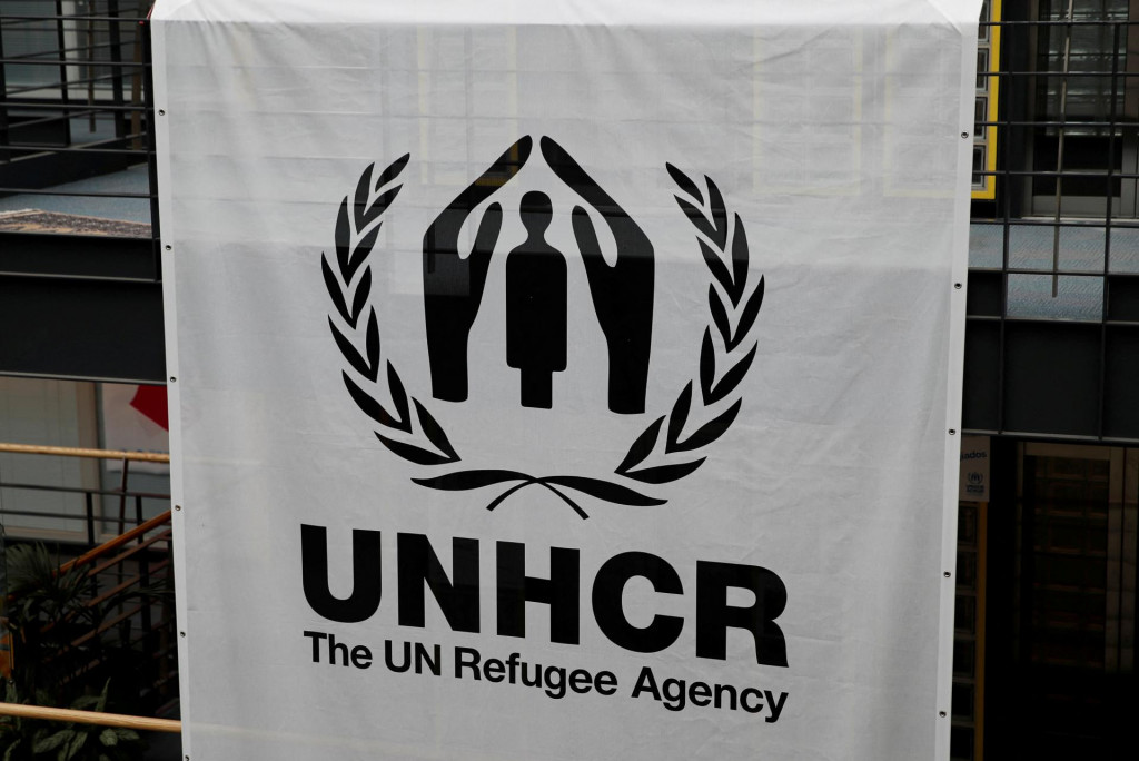 Logo je zobrazené na transparente v sídle UNHCR v Ženeve vo Švajčiarsku. FOTO: Reuters