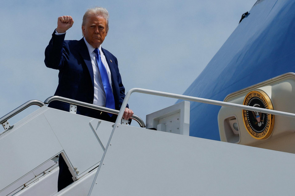 Americký prezident Donald Trump gestikuluje počas nástupu do lietadla Air Force One pri odlete do Saudskej Arábie. FOTO: Reuters