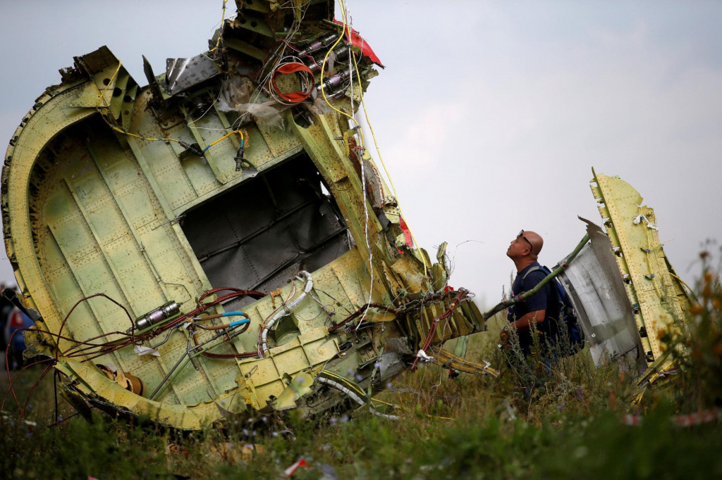 Malajzijský vyšetrovateľ leteckých nehôd kontroluje miesto havárie letu MH17. FOTO: Reuters