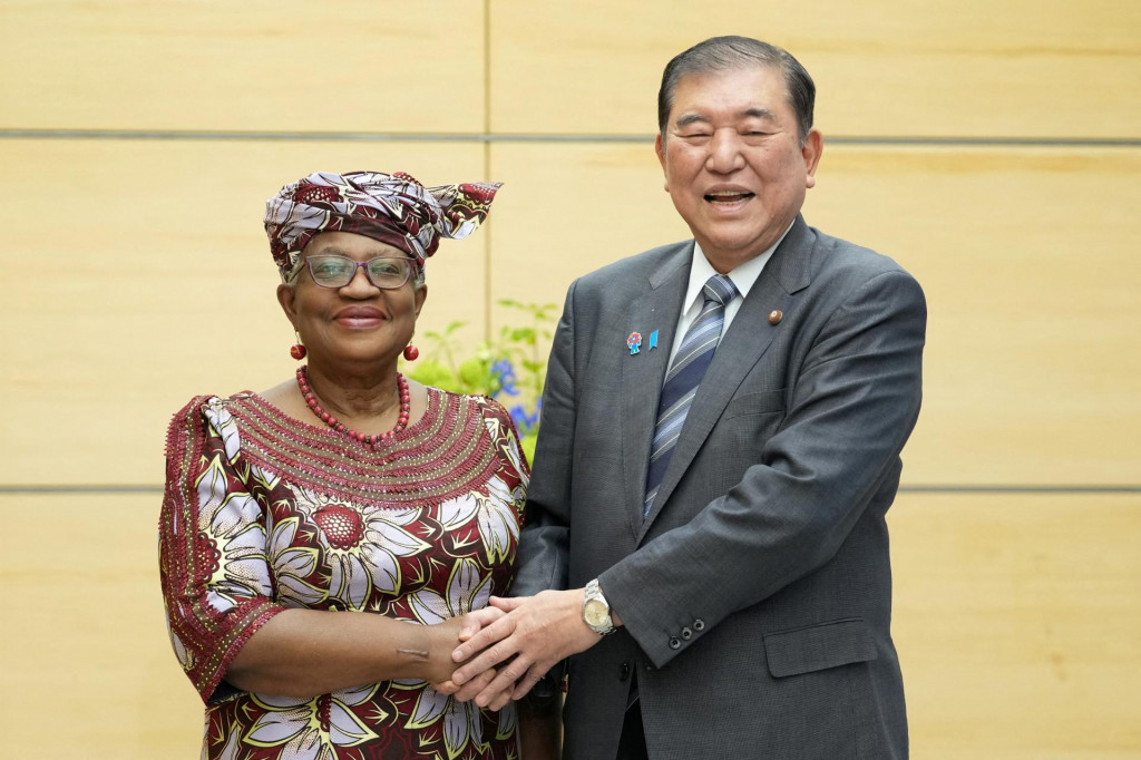 Generálna riaditeľka Svetovej obchodnej organizácie (WTO) Ngozi Okonjo-Iwealaová si podáva ruku s japonským premiérom Šigeruom Išibom. FOTO: Reuters