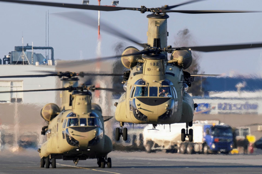 Vrtuľníky Boeing CH-47 Chinooks. FOTO: Reuters/Agencja Wyborcza.pl