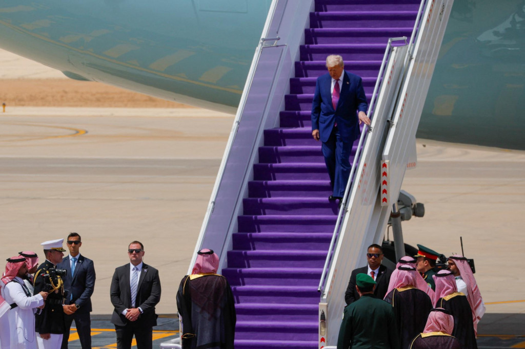 Americký prezident Donald Trump vystupuje z lietadla na medzinárodnom letisku kráľa Chálida v Rijáde v Saudskej Arábii. FOTO: Reuters