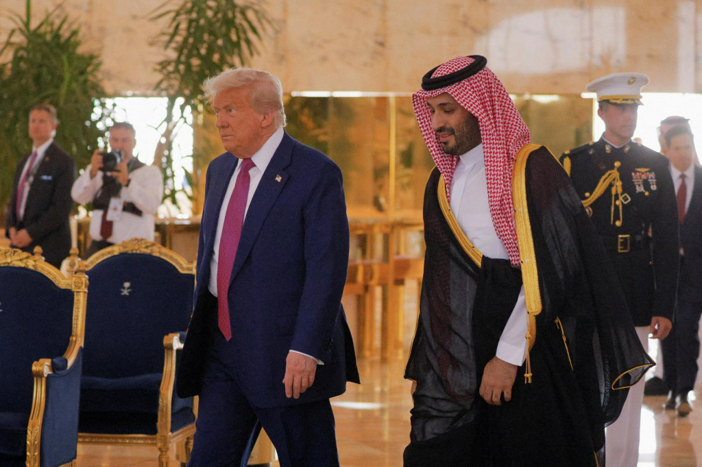 Americký prezident Donald Trump a saudskoarabský korunný princ Muhammad bin Salmán kráčajú po jeho príchode do Rijádu v Saudskej Arábii. FOTO: Reuters