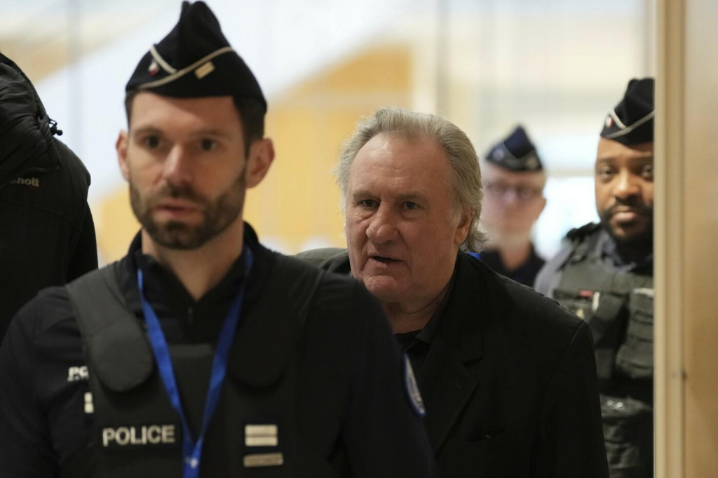 Gerard Depardieu odchádza zo súdu.