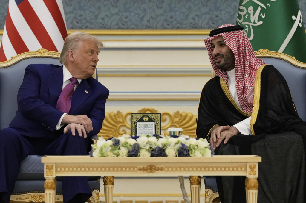 Americký prezident Donald Trump a saudskoarabský korunný princ Muhammad bin Salmán počas stretnutia v kráľovskom paláci v saudskoarabskom Rijáde. FOTO: TASR/AP
