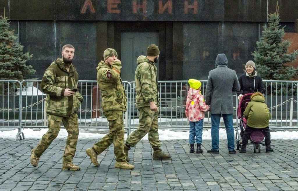 Členovia krajne pravicovej ruskej polovojenskej jednotky Rusič sa prechádzajú na Červenom námestí. FOTO: profimedia