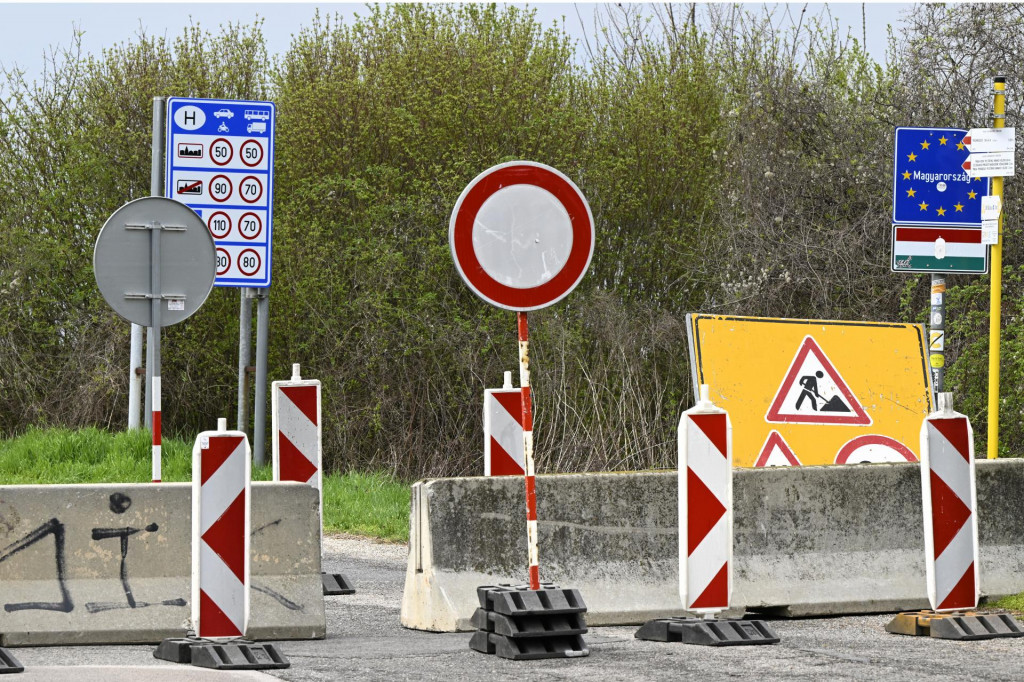 Na snímke uzatvorený hraničný priechod s Maďarskom. FOTO: TASR/Pavel Neubauer