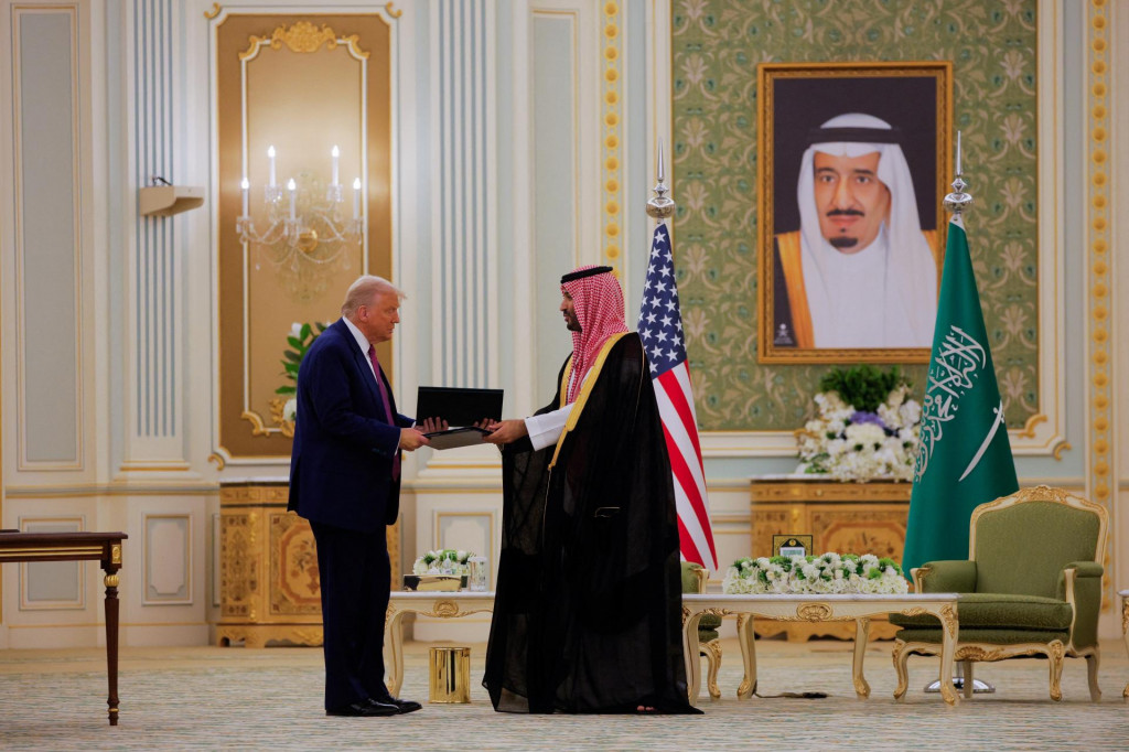 Americký prezident Donald Trump a saudskoarabský korunný princ a premiér Mohammed Bin Salmán si vymieňajú memorandum o porozumení počas slávnostného ceremoniálu na Kráľovskom dvore v Rijáde v Saudskej Arábii 13. mája 2025. FOTO: REUTERS