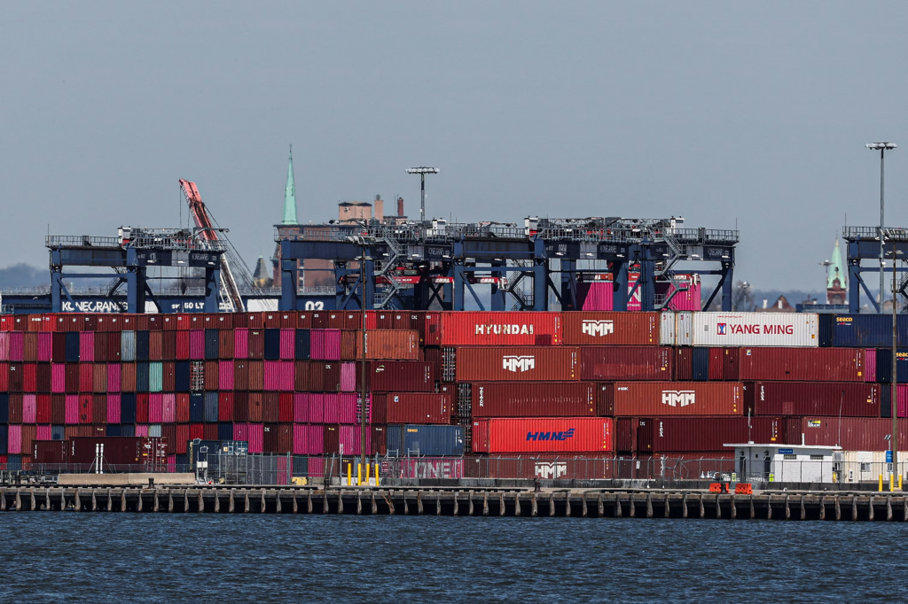 Za sedem mesiacov rozpočtového roka, ktorý sa začal v októbri, zaznamenali Spojené štáty príjmy z ciel na úrovni 63 miliárd dolárov. FOTO: REUTERS