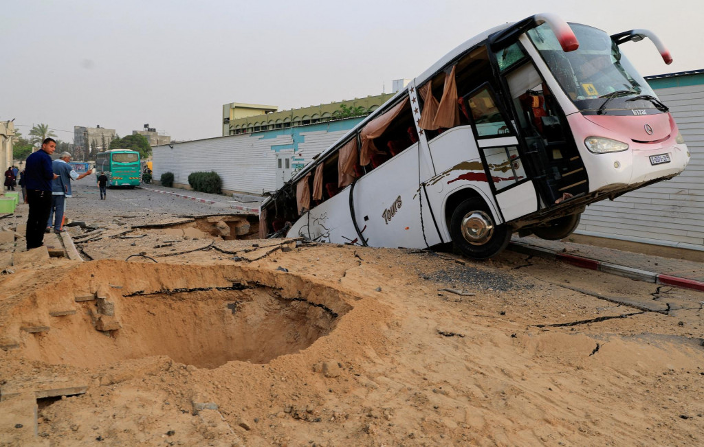 Už dnes dopoludnia AFP informovala o rannom bombardovaní inej nemocnice v Chán Júnise, pri ktorom zahynul aj palestínsky reportér Hasan Eslajih, ktorého Izrael vinil z účasti na vpáde do Izraela 7. októbra 2023. FOTO: REUTERS