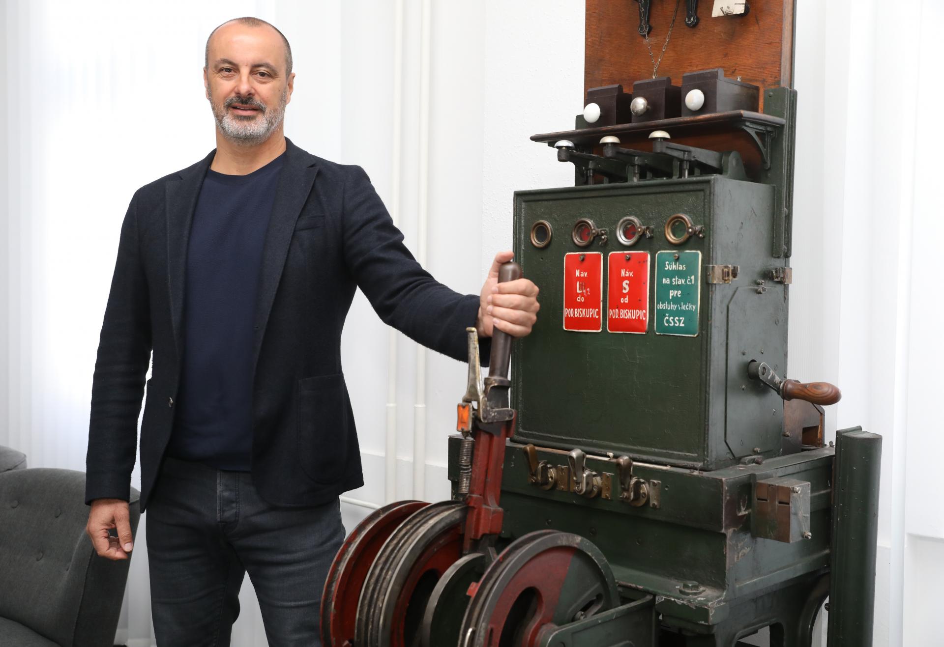 Zistenie HN: Sako končí na pozícii šéfa železníc. Nahradí ho Rážova pravá ruka známa v biznise