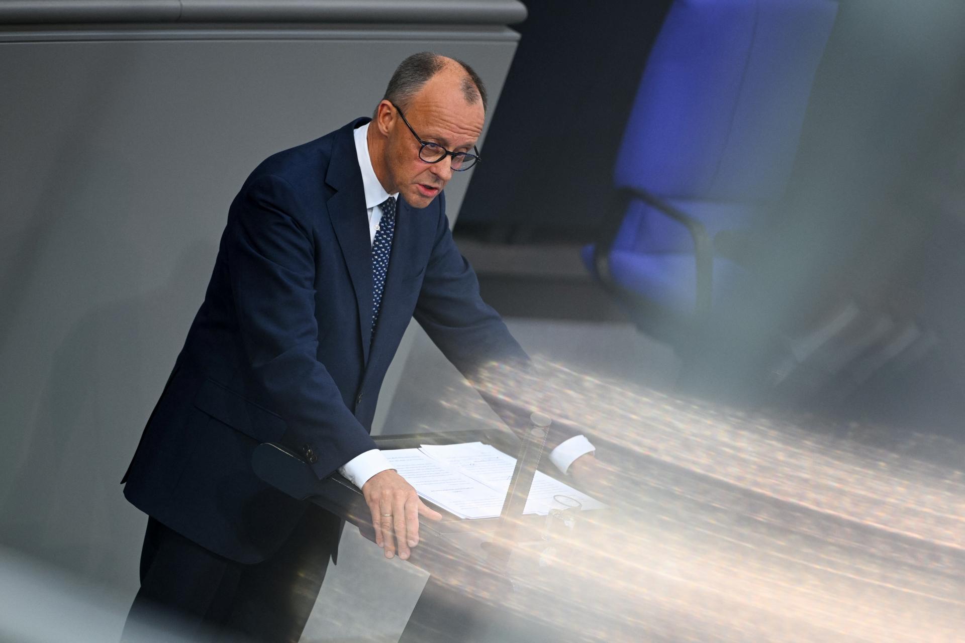 Merz prisľúbil viac deportácií a dôkladnejšie kontroly na hraniciach. Polícia už sprísňuje opatrenia