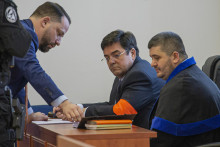 Na snímke obžalovaný Marian Kočner so svojimi obhajcami Marekom Parom (vľavo) a Michalom Mandzákom.

FOTO: TASR/M. Svítok