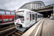 Spoločnosti Deutsche Bahn a Siemens Mobility vyvinuli prvý vlak na svete, ktorý v železničnej doprave premáva samostatne. FOTO: Reuters
