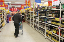 Zlacňovanie alkoholu v našich obchodoch je podľa výrobcov len krátkodobý jav. FOTO: Archív HN