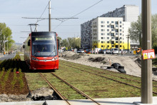 Na električkovej trati v bratislavskej Petržalke sa uskutočňujú v dvoch fázach technicko-bezpečnostné skúšky. FOTO: TASR/Dano Veselský