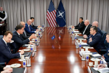 Americký minister obrany Pete Hegseth rokuje so šéfom NATO Markom Ruttem v Pentagone. FOTO: Reuters