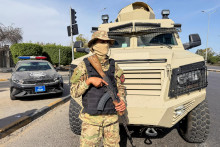 Člen líbyjskej armády a premiér Abdulhamid al-Dbeibah, stojí na stráži v oblasti Abu Salim v Tripolise. FOTO: Reuters
