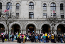 Ľudia protestujú pred federálnou budovou a budovou amerického súdu v Milwaukeepo tom, čo americkí úradníci zatkli sudkyňu Hannah Duganovú. FOTO: Reuters
