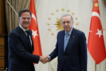 Turecký prezident Recep Tayyip Erdogan sa v Prezidentskom paláci v Ankare stretol s generálnym tajomníkom NATO Markom Ruttem. FOTO: Reuters